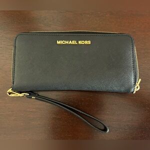 NWOT Michael Kors Jet Set Travel Large Saffiano Leather Quarter-Zip Wallet Black